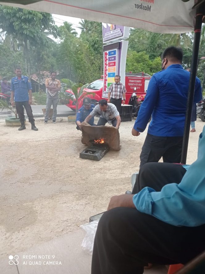 
 Satuan Damkar Kota Solok Simulasikan Cara Menanggulangi Kebakaran di Kelurahan Tanjung Paku