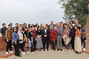 KUAI RI Warsawa dan para mahasiswa Indonesia berpose di main square Kota Tua, Warsawa, Polandia.