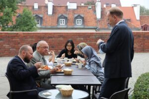 Para tamu dari Universitas Warsawa dan mahasiswa Indonesia menikmati menu Restoran Sambal.