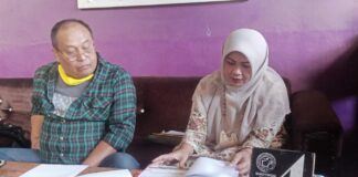 Hilda Asel bersama kuasa hukumnya Zulhefrimen mengadakan jumpa pers Senin (08/11/2021) di Bukittinggi Cafe.