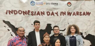 Foto : KUAI RI Taufiq Lamsuhur Berpose Bersama Pengunjung Pertunjukan dan MC Acara "Indonesian Day in Warsawa"