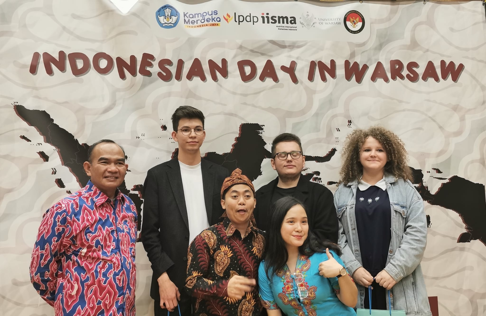 Foto : KUAI RI Taufiq Lamsuhur Berpose Bersama Pengunjung Pertunjukan dan MC Acara "Indonesian Day in Warsawa"