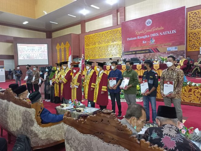 
 Dies Natalis ke-55, Rektor UIN IB Padang Anugerahkan Penghargaan Pada Mahasiswa Berprestasi