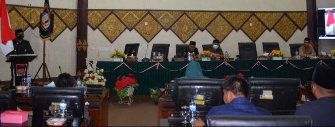 
 Pemko Padang Jawab Pandangan Umum Fraksi DPRD Padang tentang Ranperda Perubahan RPJMD 2019-2024