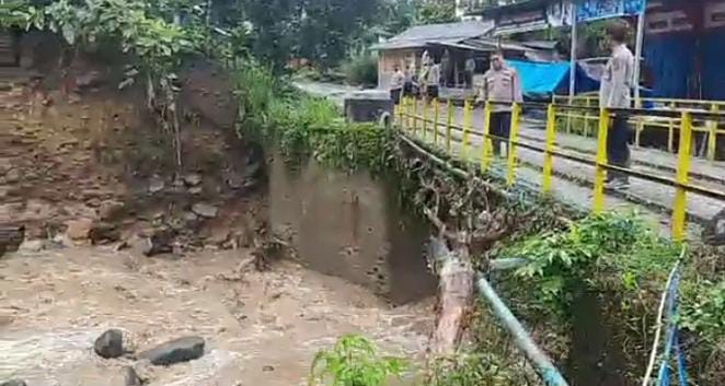 
 Jembatan Timbo Abu- Mudiak Simpang Terancam Ambruk Terdampak Muntahan Material Sisa Gempa 6,2 SR