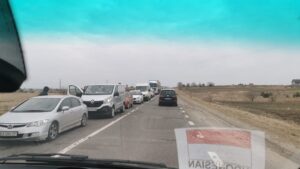 Antrean kendaraan yang menunggu giliran melintas perbatasan Krakovets mencapai 20 km, Minggu 27 Februari 2022.