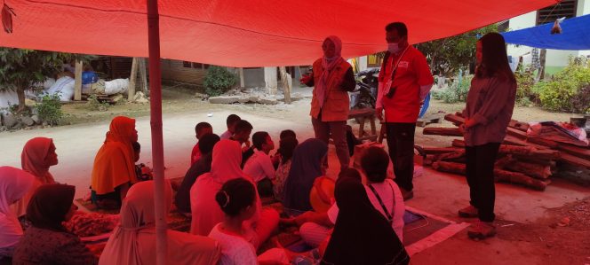 
 Siti Rahmadani Hanifah didampingi Rully Firmansyah serta Chyntia memimpin tim Topsumbar peduli memberikan traumatic healing bagi anak-anak di tenda pengungsi, Rabu (09/03/2022).