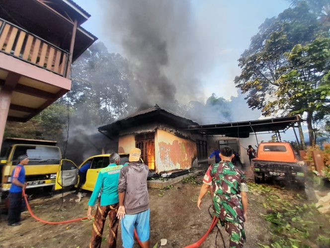 
 Kebakaran Di Perumnas Kubang Gajah, Hanguskan Rumah, Kandang Ayam, Serta Kendaraan