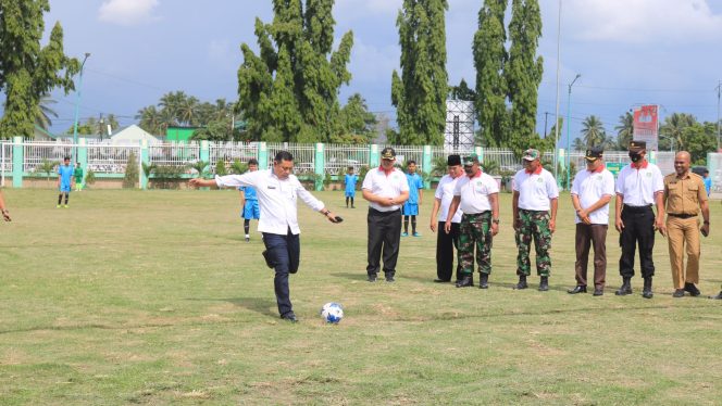 
 Bupati Solok Tendang Bola Pertama Piala KASAD Liga Santri PSSI Wilayah Kodim 0309/Solok