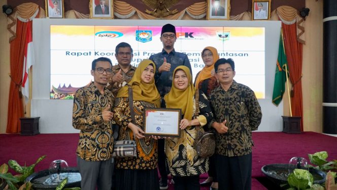
 Wali Kota Erman Safar Terima Penghargaan dari KPK Atas Penilaian MCP 2021 Tertinggi di Sumbar