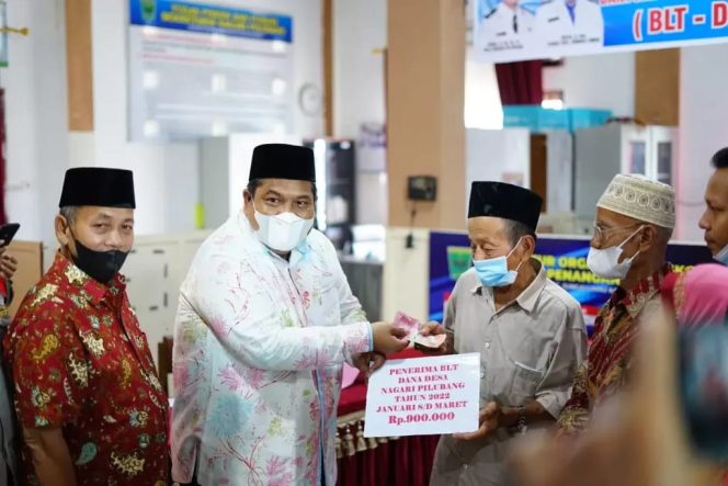 
 Bupati Suhatri Bur Serahkan Dana Kepada 146 KPM BLT DD Tahun 2022 di Kenagarian Pilubang Padang Pariaman