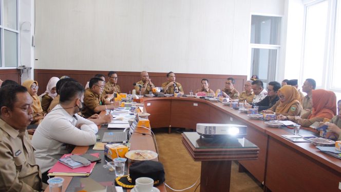 
 Sekretaris Daerah Kabupaten Solok Gelar Rapat Strategi