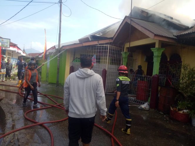 
 Rumah Ujang Terbakar di Parak Batuang, 5 Armada Damkar Dikerahkan