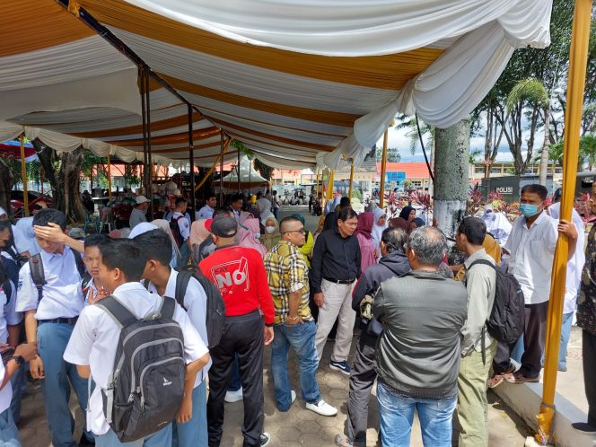 
 Ratusan Siswa dan Wali Murid Minta Persamaan Hak di SMAN 1 Padang