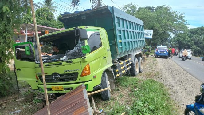 
 Nekad Ambil Jalur Lawan Dump Truck Tronton Hino Tabrak Pesepeda Motor Di Gunung Medan