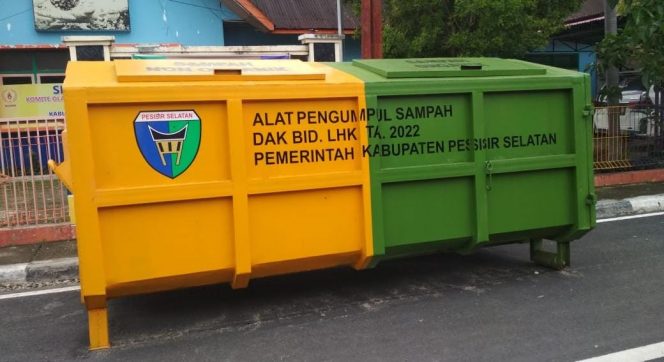 
 Pemkab Pessel Belanja Kontainer Sampah Rp115 Juta