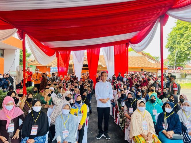 
 Presiden Pantau Langsung Pembagian BLT BBM di Lampung