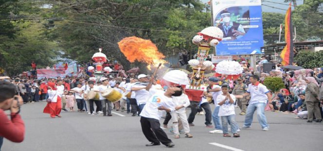 
 Warga Kota Padang Panjang Antusias Saksikan Pawai Alegoris HUT ke-77 RI