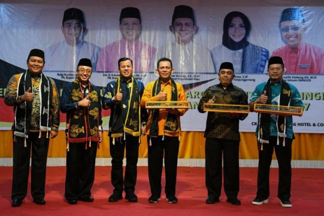 
 Bupati Kuansing Suhardiman Amby Kukuhkan Pengurus Iwakusi Tanjung Pinang – Bintan