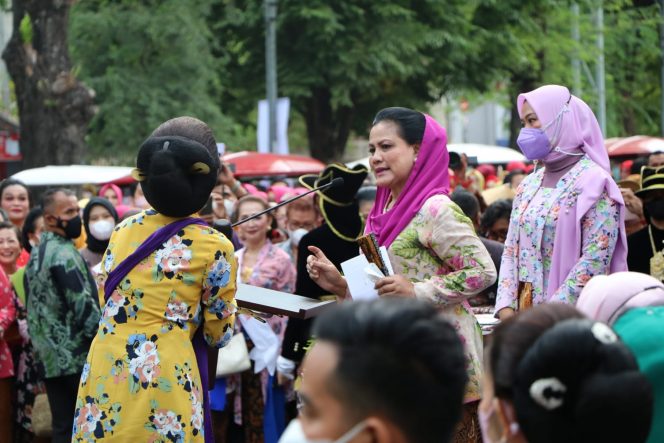 
 Ummi Harneli dan Ibu Amel Hadiri Acara Hari Batik dan Berkebaya Bersama Ibu Negara