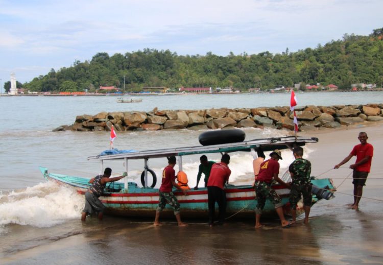 Bantu Kesulitan Nelayan, Anggota TMMD Kodim 0311 Pessel Bantu Dorong Perahu Ke Pinggir Pantai