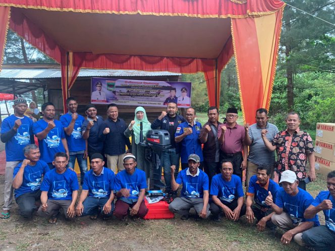 
 Wagub Audy Serahkan Bantuan Mesin Tempel Untuk Nelayan Padang Pariaman