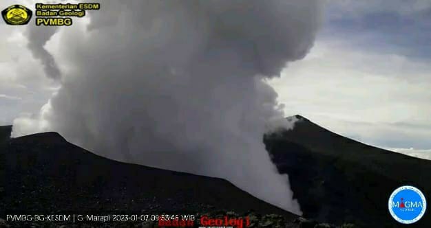 Gunung Marapi Erupsi Empat Kali Sejak Subuh, Semburkan Abu Setinggi 300 Meter