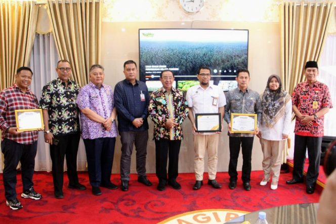 
 Kelola Dan Desa Dengan Baik Bupati Inhil H.M Wardan Terima Penghargaan dari KPPN Rengat