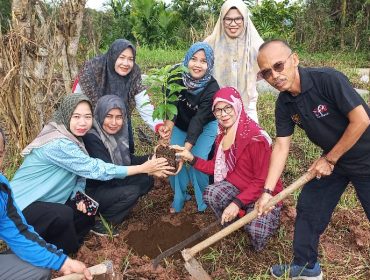 Jumat Bersih dan Menanam Pohon Versi Subandi, SH Camat Barangin