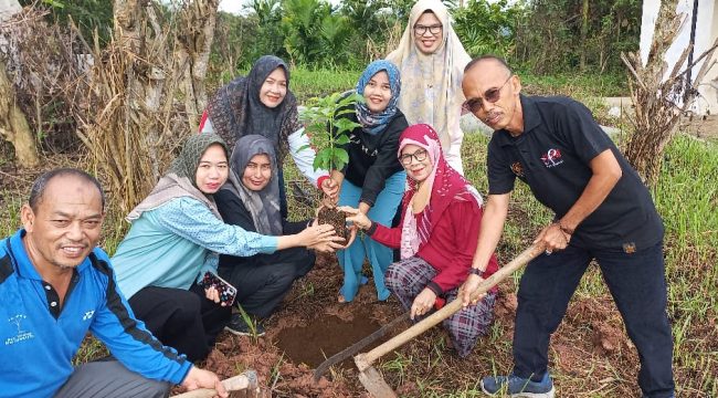 Jumat Bersih dan Menanam Pohon Versi Subandi, SH Camat Barangin