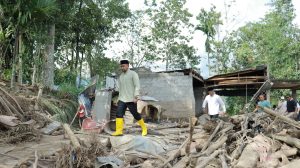 Wagub Sumbar Serahkan Bantuan untuk Korban Banjir Bandang Kabupaten Solok