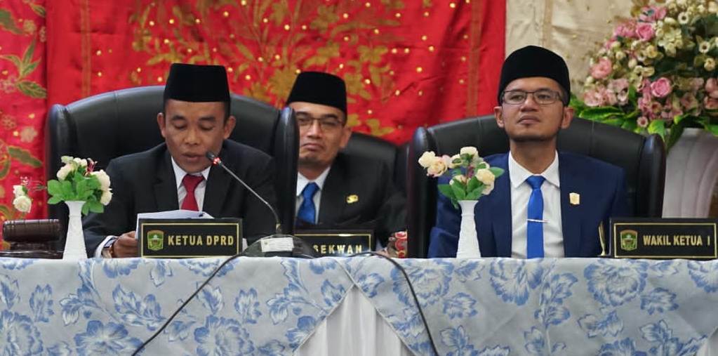Ketua DPRD Kabupaten Solok, Dodi Hendra saat membuka rapat paripurna istimewa HUT Kabupaten Solok ke 110 di Arosuka, Minggu 09 April 2023.
