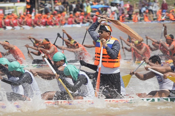 Bupati Menarik Perhatian Masyarakat saat Jadi Timboruang di Festival Pacu Jalur Kuansing