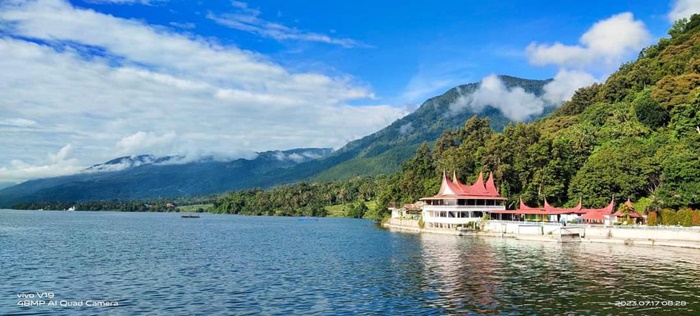 Objek Wisata Danau Maninjau (foto: Topsumbar.co.id)