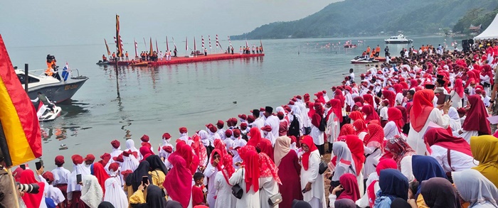 Peserta upacara nampak antusias mengikuti upacara di pinggir Danau Singkarak (foto: Topsumbar.co.id)