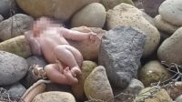 Dibuang, Seorang Bayi Perempuan Ditemukan Menangis di Atas Batu Tanpa Sehelai Kain