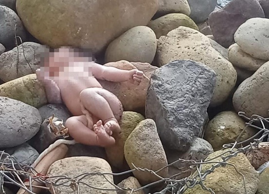 Dibuang, Seorang Bayi Perempuan Ditemukan Menangis di Atas Batu Tanpa Sehelai Kain