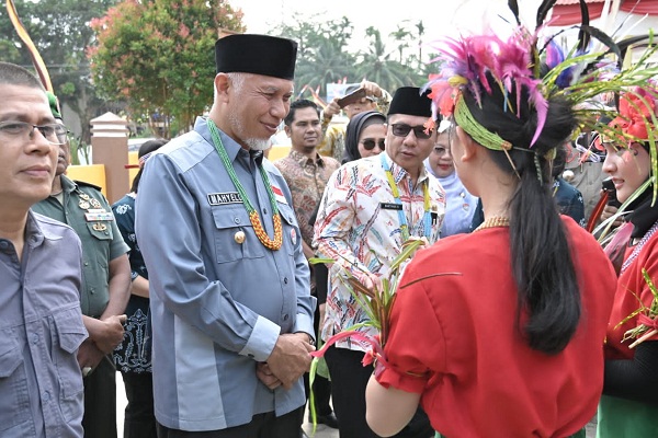 Disambut Tari Turu' Kreasi saat Kunjungan Kerja, Mahyeldi Ajak Siswa-Siswi Mentawai Tampil di Istana Gubernur