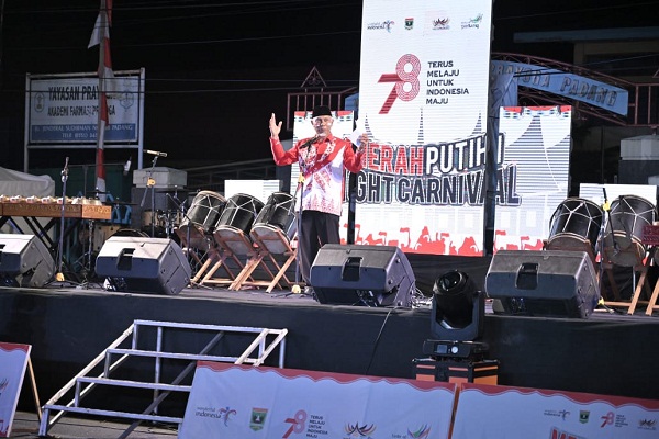 Gubernur Sampaikan Semangat Persatuan kepada Ribuan Masyarakat saat Saksikan Merah Putih Light Carnaval 2023