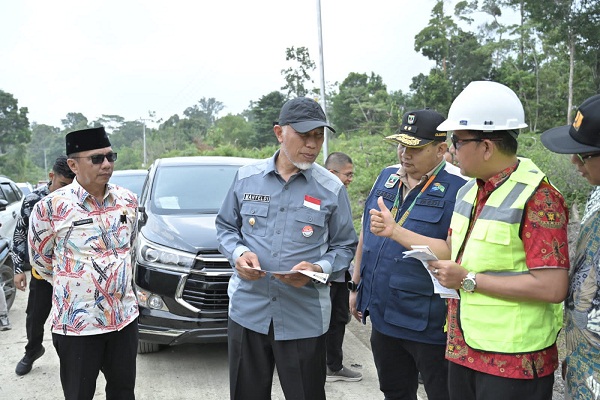 Gubernur Tegaskan Akses Jalan Penting untuk Perekonomian Warga di Bumi Sikerei saat Tinjau Pengerjaan Jalan Provinsi di Mentawai