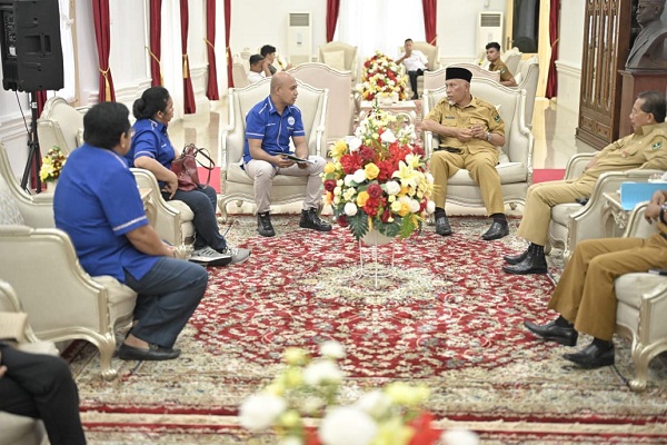 Gubernur Tegaskan Pentingnya Menebar Semangat Kebersamaan saat Terima Audiensi Jemaat Efrata Padang