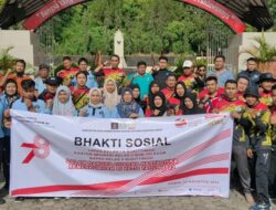 HUT Kemenkumham ke-78, Lapas Bukittinggi Ikuti Giat Bersih- Bersih di TMP Kusuma Bhakti