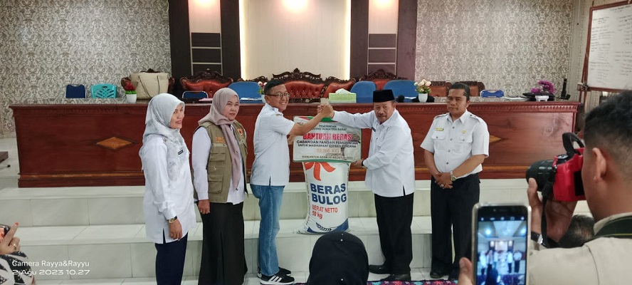 Pemerintah Provinsi Sumatera Barat Serahkan Bantuan Untuk Masyarakat Terdampak Longsor