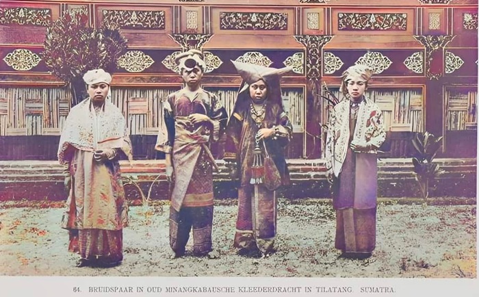 Sepasang pengantin Minangkabau dengan pendamping tahun 1911. (foto: Museum Vonkenkunde)