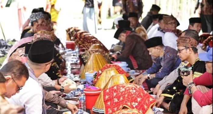 Ritual makan majamba menaikkan gelar datuk di Minangkabau. (foto: Humas Tanah Datar)