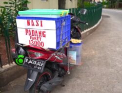 Nasi Padang Lamak Bana, Dijajakan dengan Sepeda Motor di Dharmawangsa Square