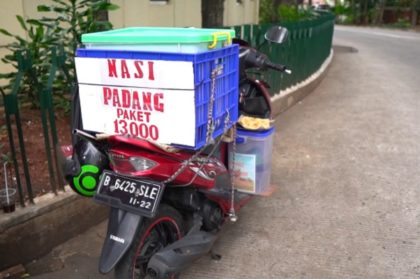 Nasi Padang Lamak Bana, Dijajakan dengan Sepeda Motor di Dharmawangsa Square