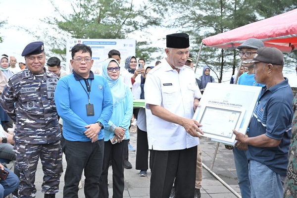 Gubernur Siapkan Hadiah Umrah bagi Nelayan Pengumpul Sampah Terbanyak di Pantai Padang