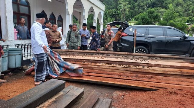 Gubernur Sumatera Barat Donasikan Kayu Temuan Dinas Kehutanan untuk Pembangunan Dua Masjid di Pesisir Selatan. (Foto : reportaseinvestigasi.com)