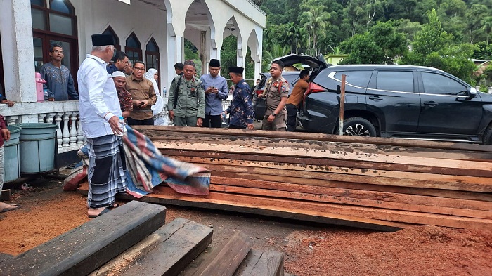 Gubernur Sumatera Barat Donasikan Kayu Temuan Dinas Kehutanan untuk Pembangunan Dua Masjid di Pesisir Selatan. (Foto : reportaseinvestigasi.com)